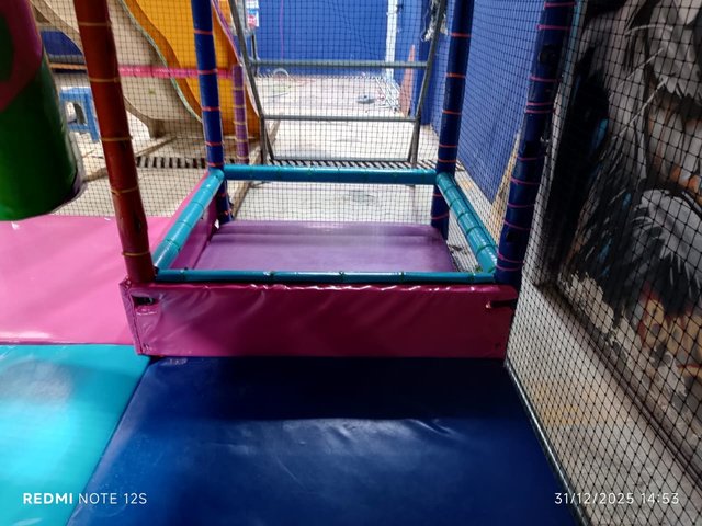 Pisos y módulos de entrada para juegos infantiles