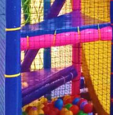 Piso multinivel instalado en playground