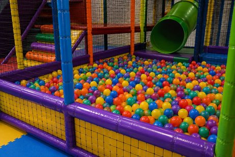 Alberca de pelotas para área de juegos infantiles